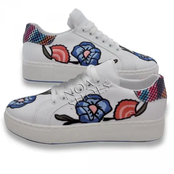 Nakışlı-Ayakkabı-Spor-Bayan-Güllü-Sneakers-Beyaz-Mavi-Taban2.webp