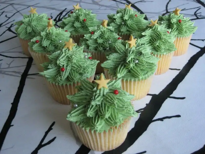 Oh-Christmas-Tree-Cupcakes-1024x768.webp