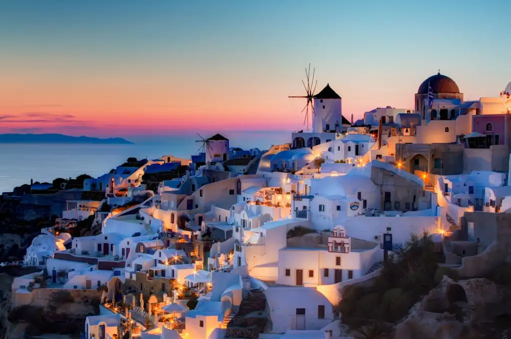 Oia,_Santorini_HDR_sunset.webp