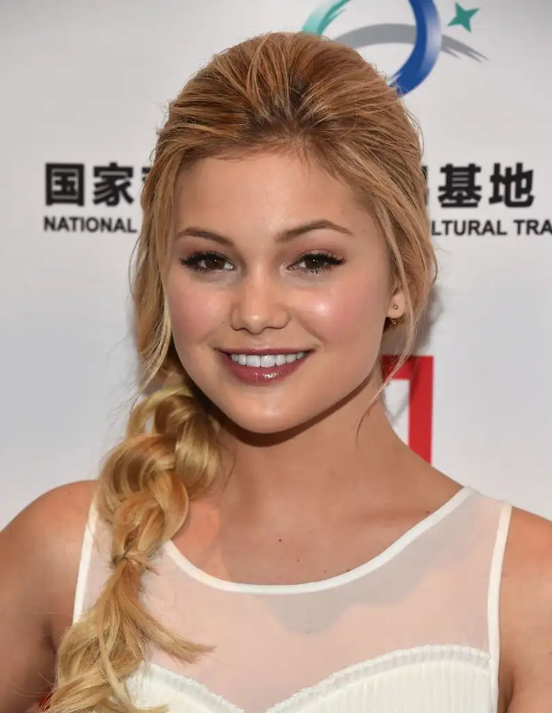 olivia-holt-at-la-art-show-2015-opening-night-premiere-party_1.webp
