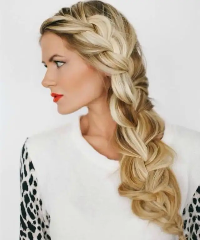 örgülü-modern-yılbaşı-saç-modeli.webp
