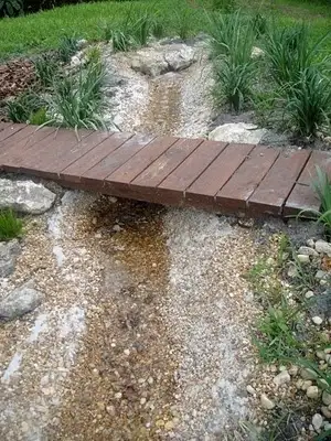 paletten-yapılmış-bahçe-için-mini-köprü.webp