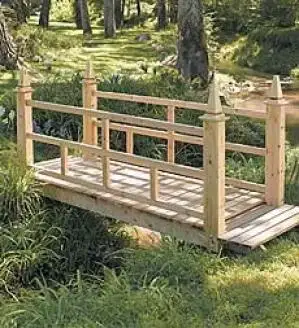 paletten-yapılmış-bahçe-köprüsü.webp