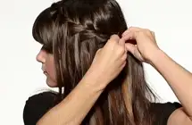 pantene_howto_18-waterfallbraid_step5.webp