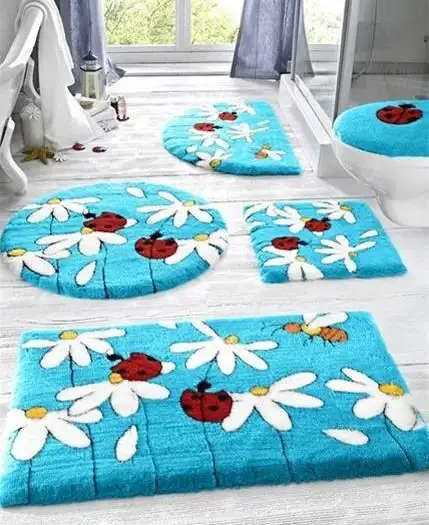 papatya-desenli-mavi-beyaz-banyo-klozetleri.webp