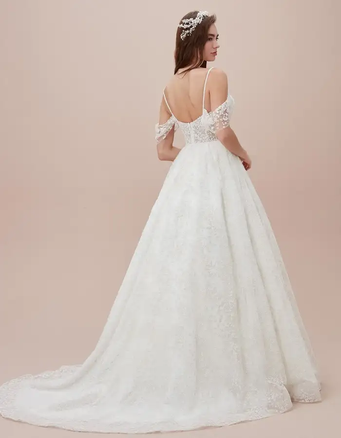 payet-islemeli-dusuk-omuzlu-a-kesim-gelinlik-yeni-sezon-gelinlikler-dreamon-for-oleg-cassini-...webp