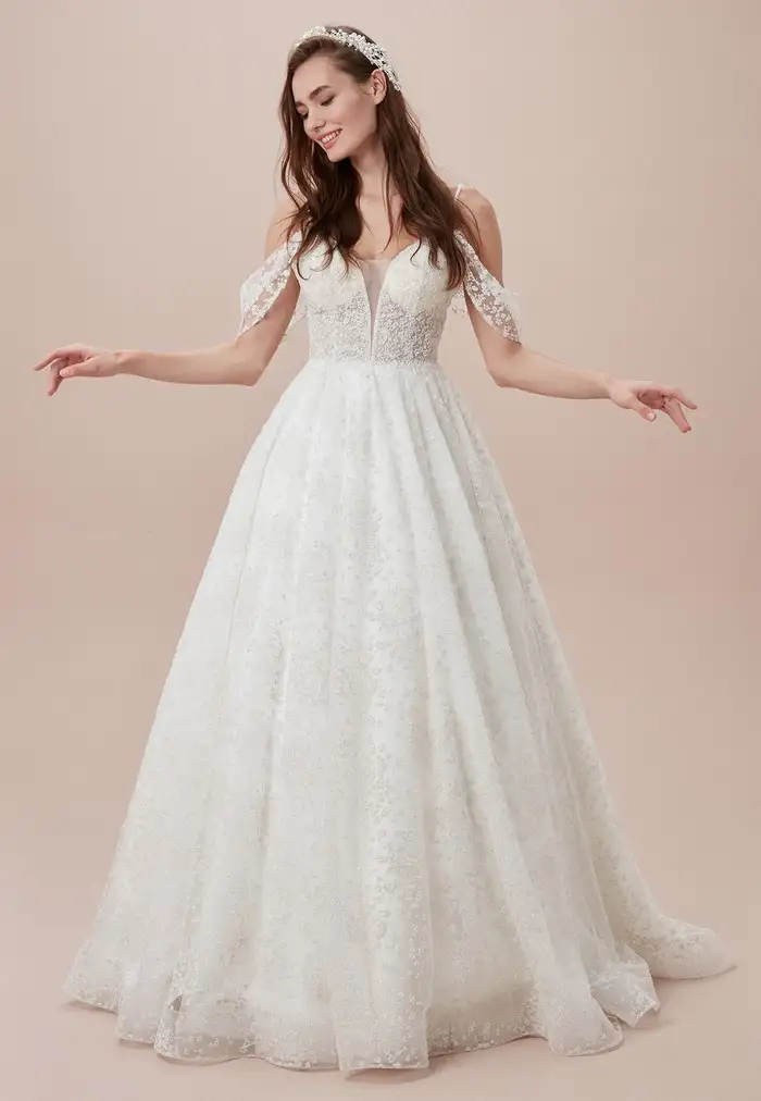 payet-islemeli-dusuk-omuzlu-a-kesim-gelinlik-yeni-sezon-gelinlikler-dreamon-for-oleg-cassini-...webp