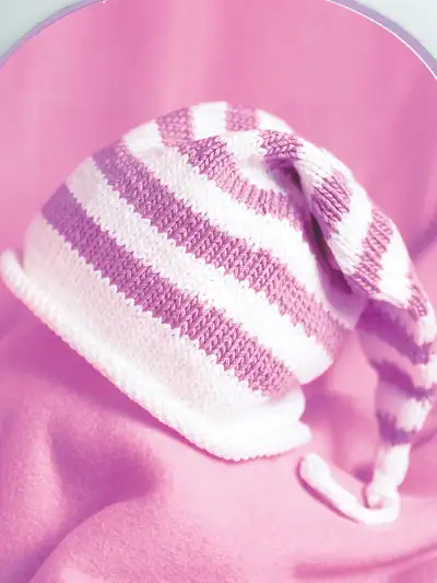 pembe-beyaz-çizgili-bebek-şapka-modeli.webp