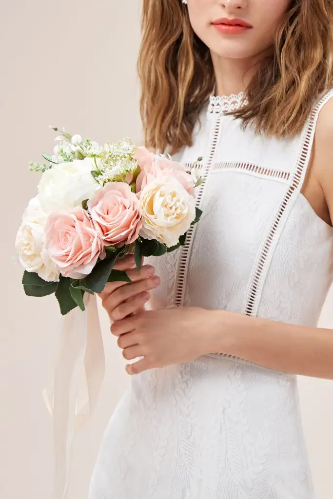 pembe-beyaz-gullu-gelin-buketi-gelin-buketi-oleg-cassini-14689-69-B.webp