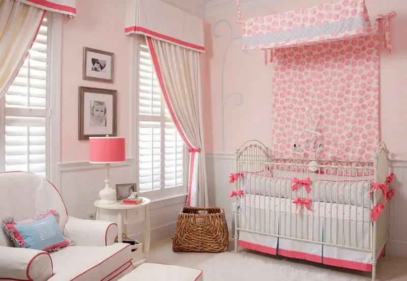 pembe-desenli-kiz-bebek-odasi-perde-modelleri-2015.webp