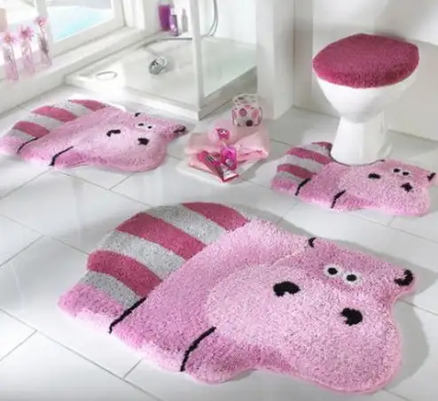 pembe-inek-figürlü-banyo-klozet-takımı-modeli.webp