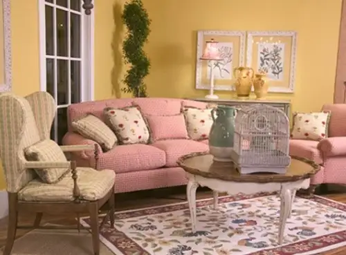 Pembe-koltuklar-eskitme-mobilyalar-çerçeveler-ile-country-tarz-dekorasyon-çeşiti-500x369.webp