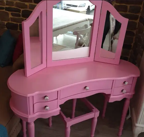 pembe-makyaj-masasi.webp