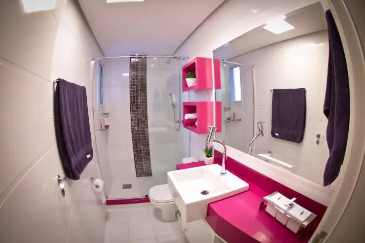pembe-renkli-banyo-dekorasyonu-ornegi.webp