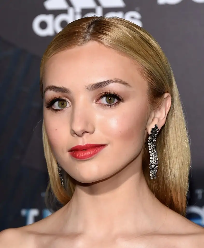 peyton-list-look-amazing-at-the-insurgent-premiere-in-new-york-city_3.webp
