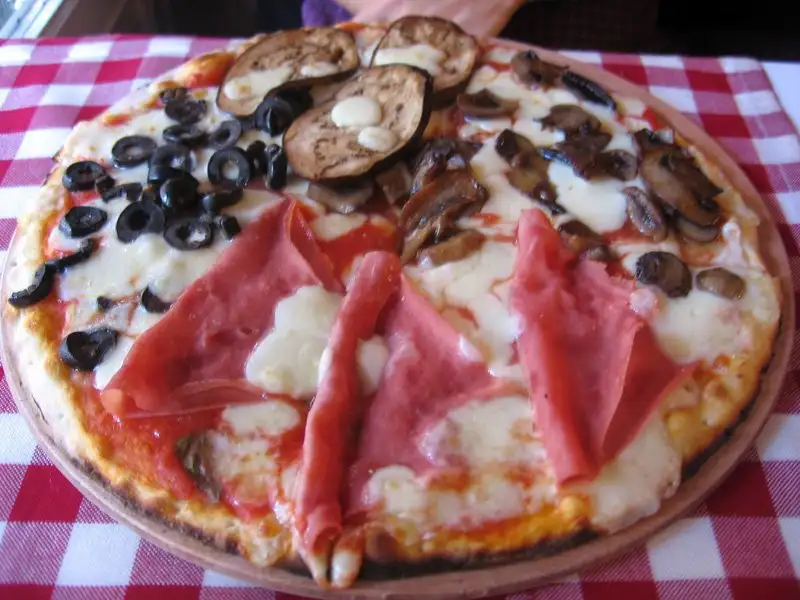 Pizzeria-Trio-Pizza-Beyoglu-02.webp