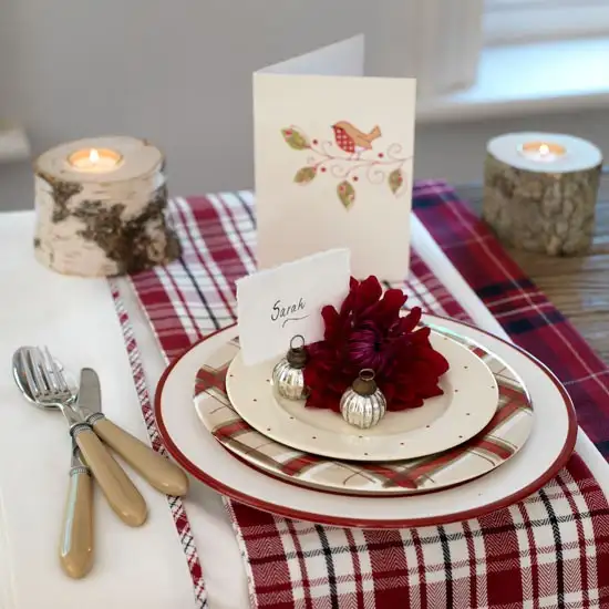 Place-Setting---Traditional-Christmas-decorating.webp