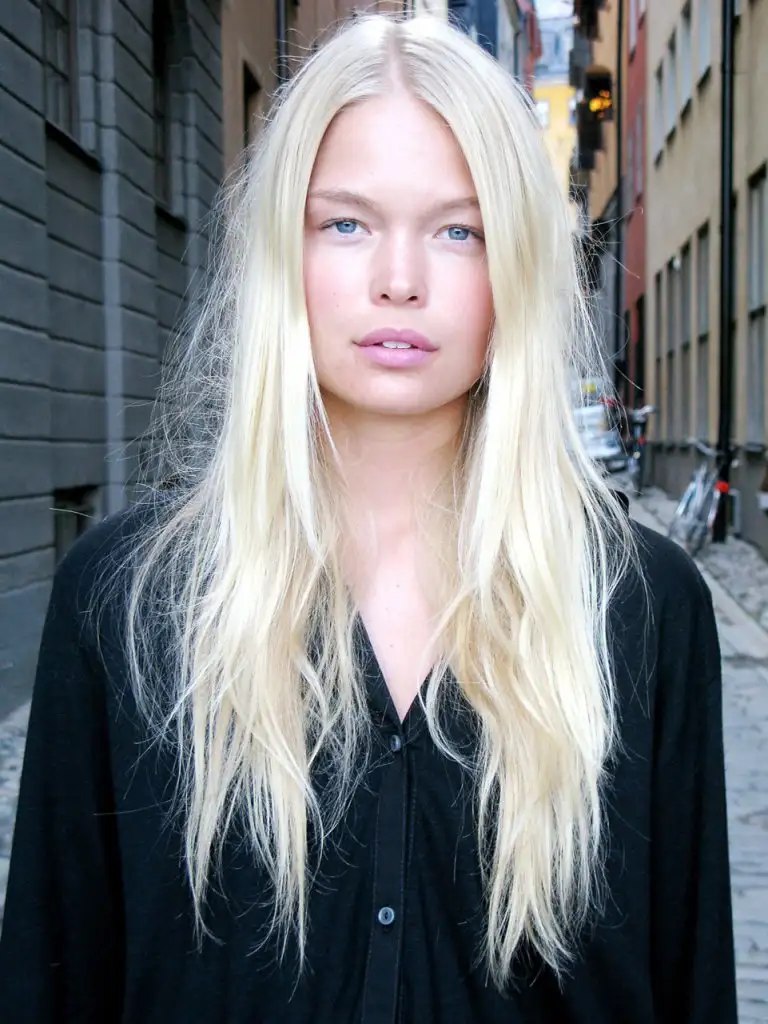 platinum-blonde-hair-natural-4.webp