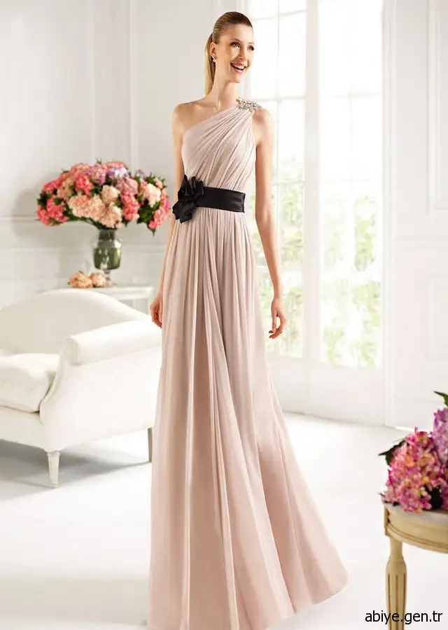 Pronovias-canarias-tek-omuz-askili-siyah-kusa-kemerli-bej-uzun-abiye-modeli.webp