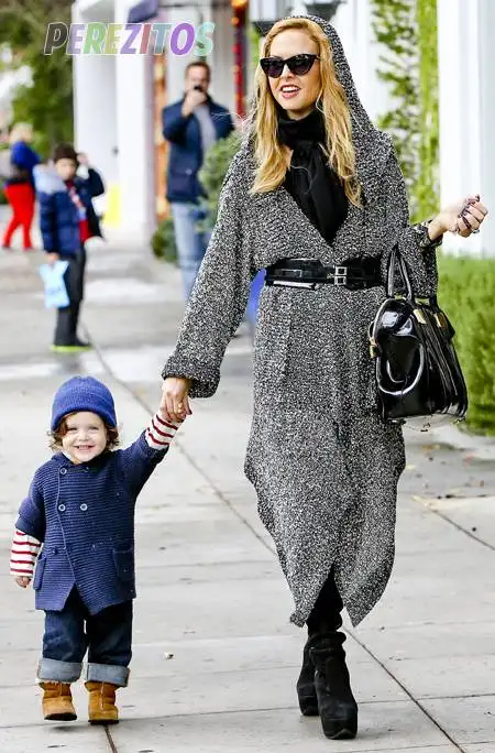 rachel-zoe-and-skyler-keep-dry-and-dashing__oPt.webp