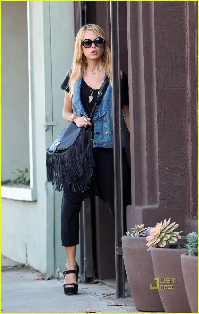 rachel-zoe-rodger-berman-fringe-bag-shopping-03.webp