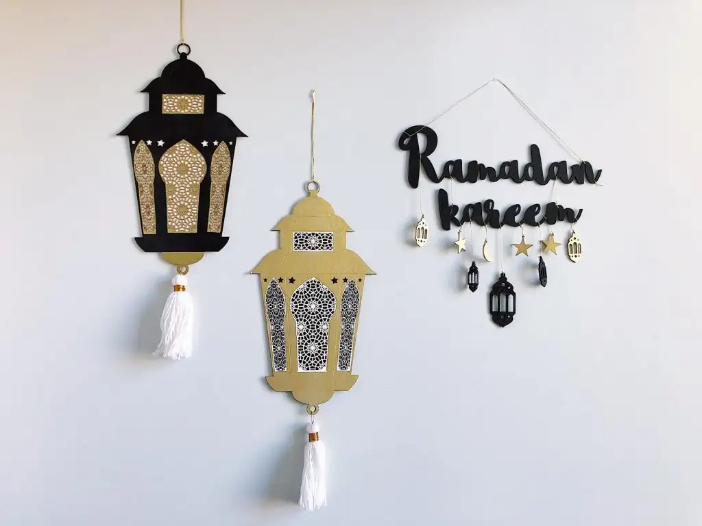 Ramadan-decor-ideas-black-and-gold-lanterns.webp
