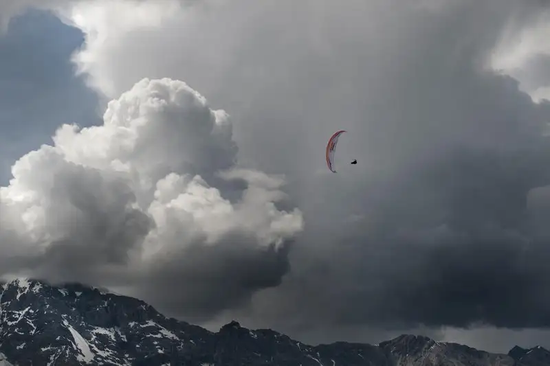 red-bull-x-alps-2013-teki-bir-yamaç-paraşütçüsü.webp
