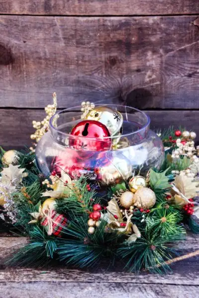 red-gold-christmas-centerpiece.webp