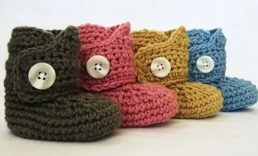 renkli-örgü-bebek-patik-modeli.webp