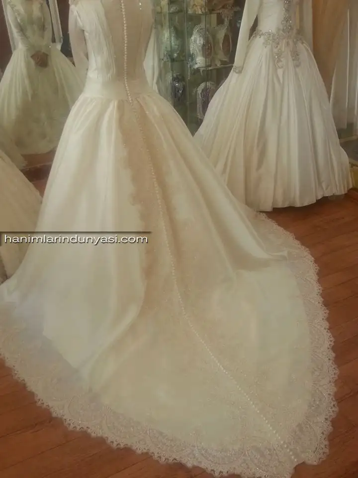 Reyhan-Turan-Tesettürlü-Gelinlik-Moda-Evi-İstanbul-20.webp