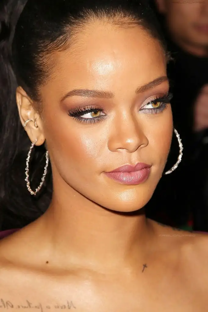 rihanna-attend-the-zac-posen-fashion-show_7.webp