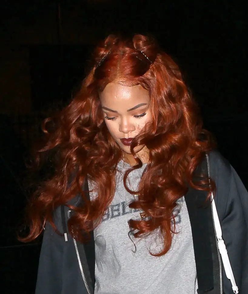 rihanna-double-knot-25may15-06.webp