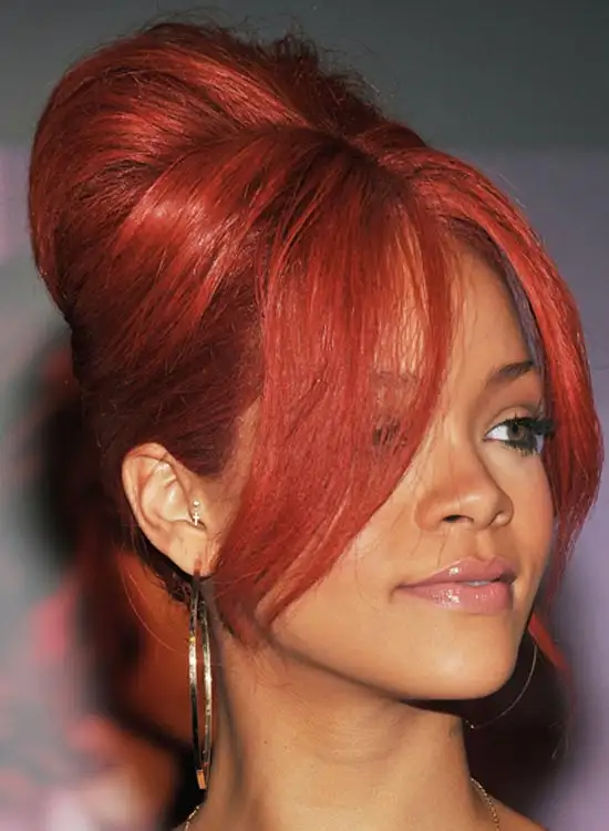 rihanna_kabarik_kirmizi_Sac_modeli.webp