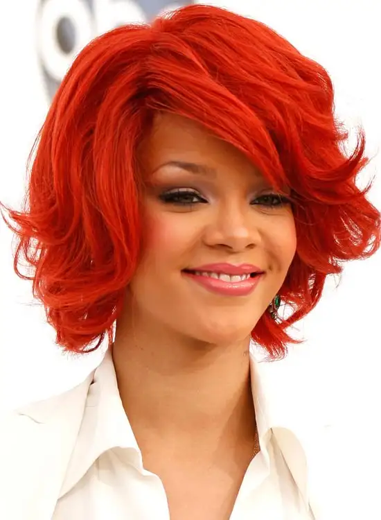 rihanna_kisa_kirmizi_sac_modeli.webp
