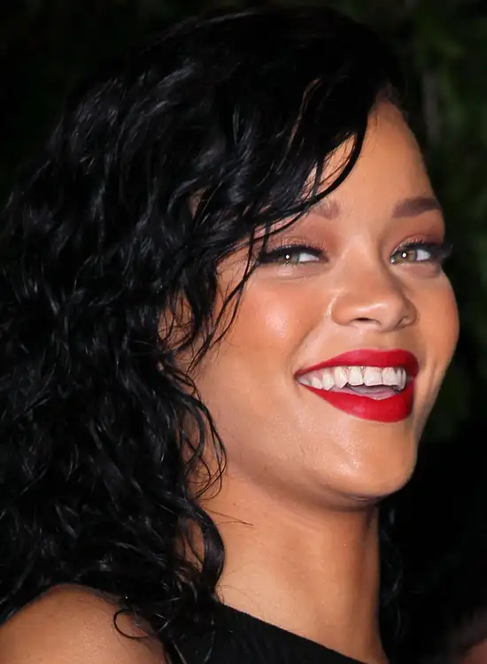 rihanna_siyah_dalgali_bob.webp