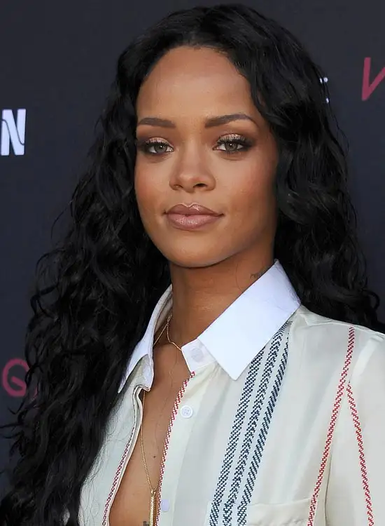rihanna_siyah_sac_rengi.webp