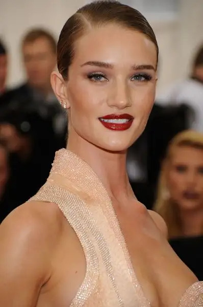 rosie-huntington-whiteley-red-lipstick.webp