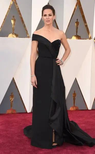 rs_634x1024-160228162617-634-jennifer-garner-2016-oscars-academy-awards-mh-022816.webp