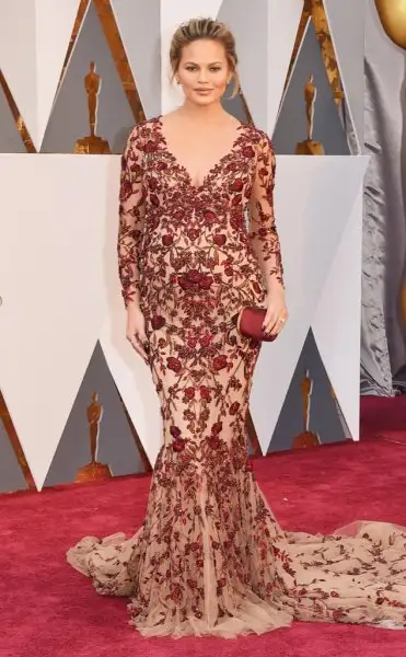 rs_634x1024-160228163246-634-chrissy-teigen-2016-oscars-academy-awards-mh-022816.webp