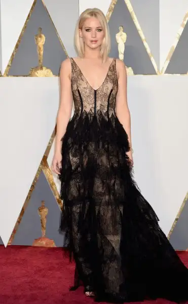rs_634x1024-160228174238-634-2016-oscars-academy-awards-jennifer-lawrence.webp