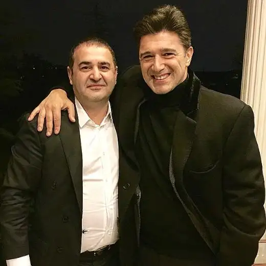 ŞAFAK SEZEN Hakan Abi ile Kolpaçino.webp