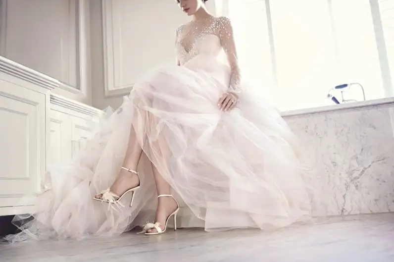 sandalias-de-novia-con-aplicaciones-de-plumas-y-flores-97841.webp