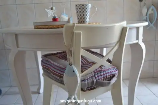 sandalyeler-icin-fransiz-stili-minder-dikimi-1-530x353.webp