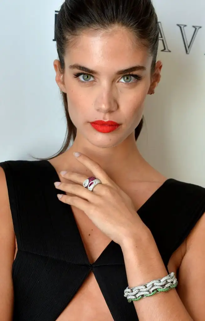 sara-sampaio-at-avakian-suite-in-cannes_1.webp