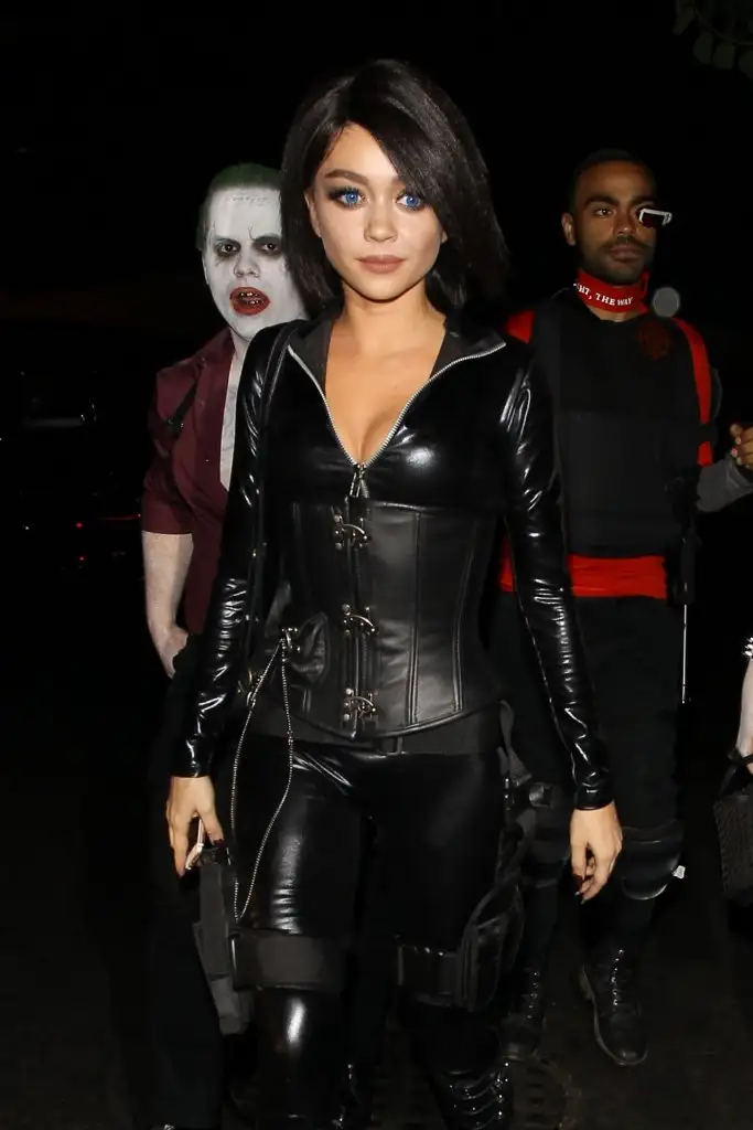 sarah-hyland-just-jared-halloween-party-in-los-angele-october-2015_1.webp