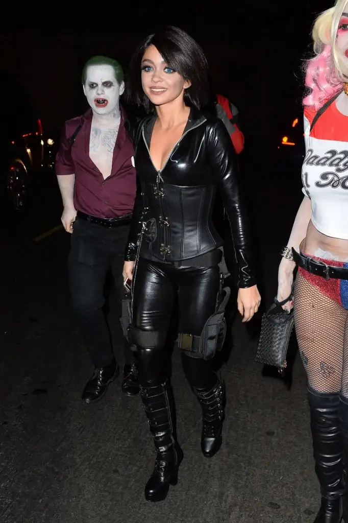 sarah-hyland-just-jared-halloween-party-in-los-angele-october-2015_6.webp