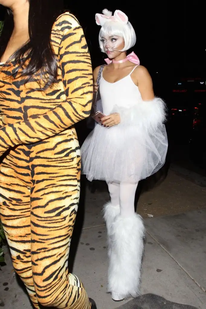 sarah-hyland-leaving-le-jardin-night-club-in-hollywood-october-2015_3.webp
