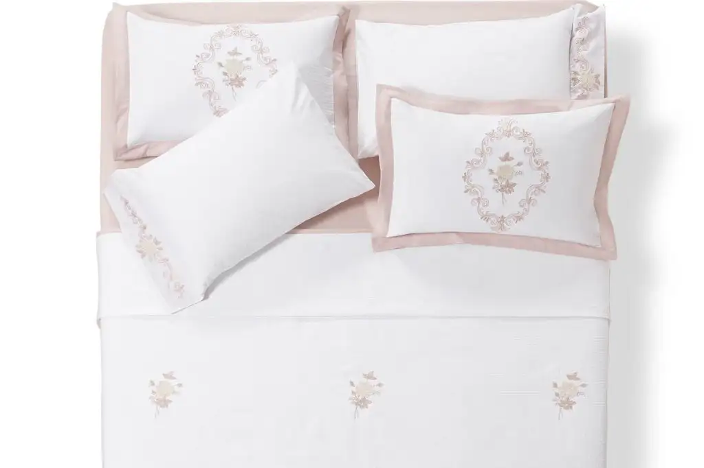 sarev nakışlı pıke takımı.webp