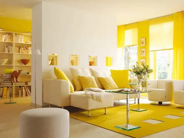sari-beyaz-salon-dekorasyonu.webp