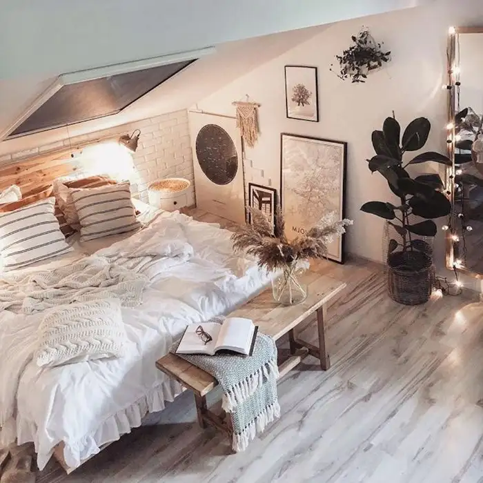 schlafzimmer-gestalten-weiße-zimmergestaltung-idee-mit-kleinen-leuchten-zum-dekorieren-im-zim...webp
